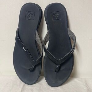 Women’s size 8 reef flip-flops